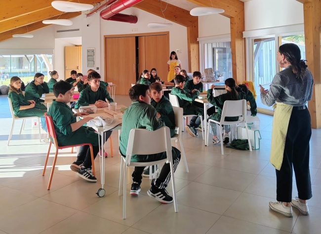 Un’onda che unisce: la lezione di arte “in natura” e il progetto ceramico condiviso con WonderLad all’I.C.S. “Italo Calvino” di Catania