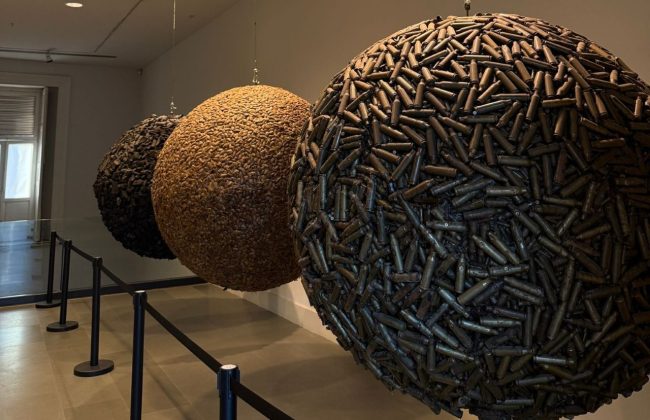 In punta di piedi tra le bellezze dell’arte: gli studenti del Lombardo Radice alla mostra “Da Burri a Cattelan” di Palazzo Valle