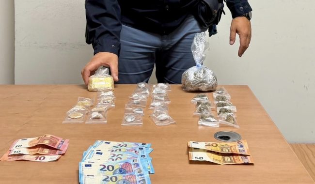 Nascondeva dosi di wax, hashish e marijuana: arrestato pusher in via Pietro Novelli