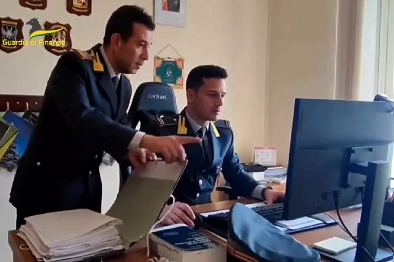 Dai proprietari di “macchinone” ai pregiudicati: scoperti 74 falsi percettori del Reddito di cittadinanza