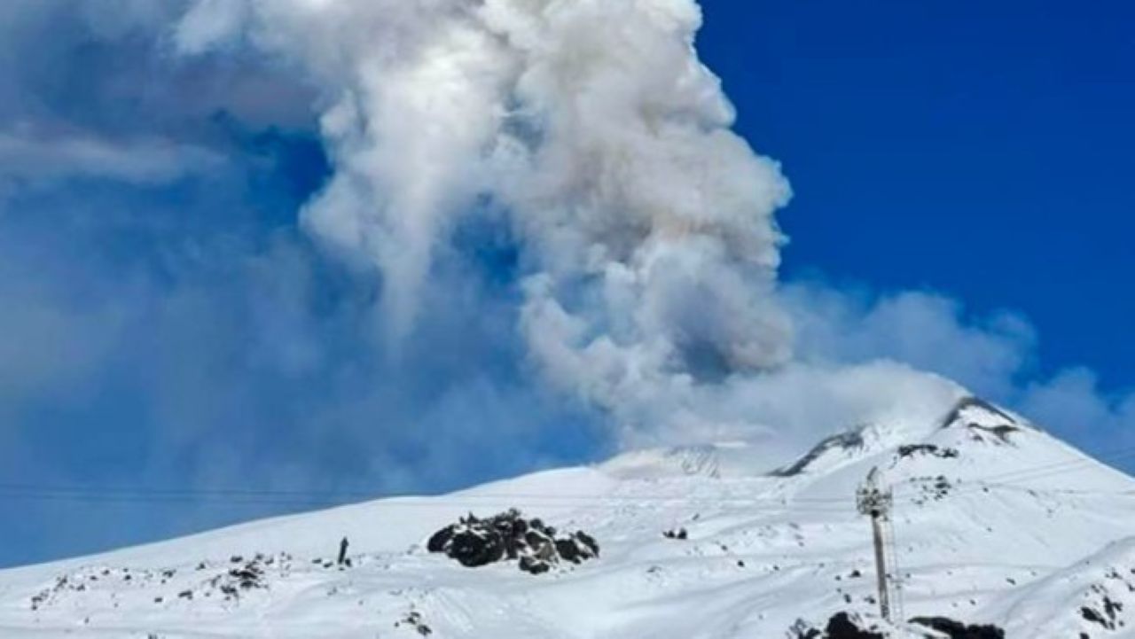 È allerta rossa per l’eruzione sull’Etna: l’aeroporto resta comunque operativo