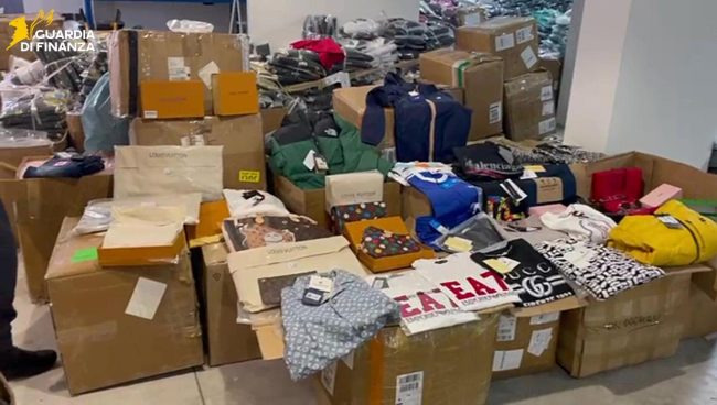 Sequestrati 2 milioni di capi contraffatti in tre mega-depositi di Catania e Misterbianco
