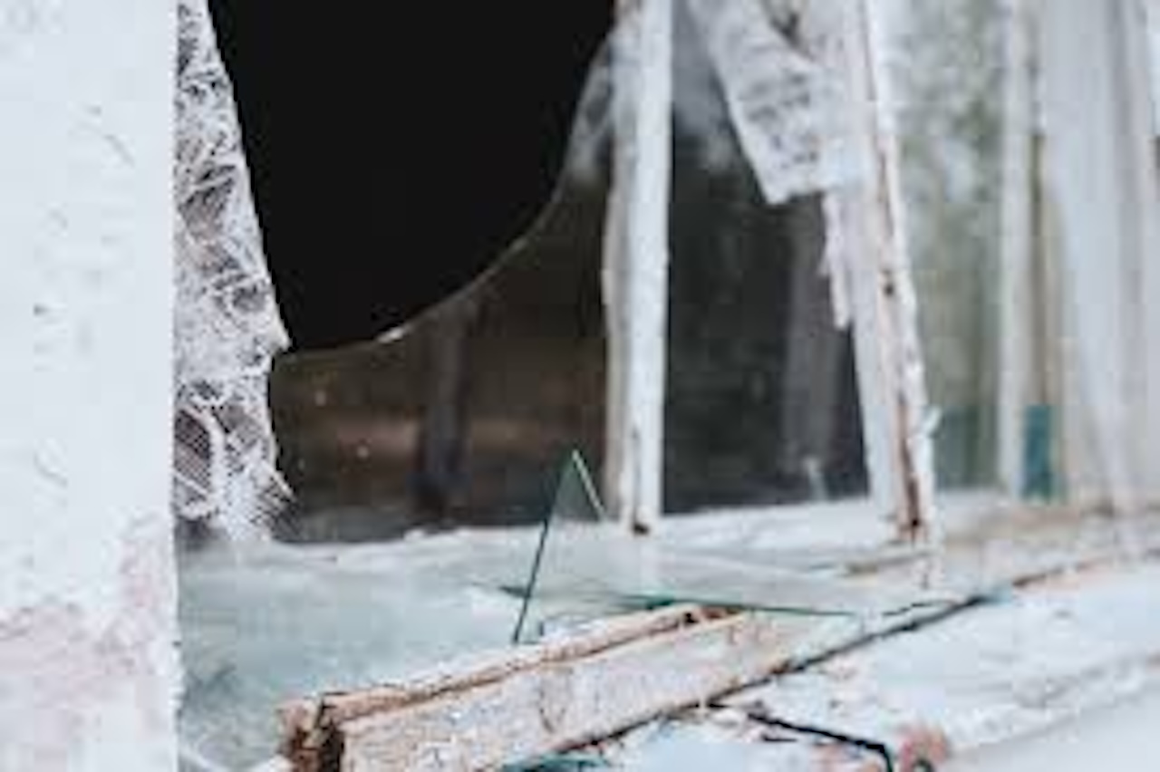 Furti macchiati di sangue nella notte in via Terrasanta: nel mirino panificio e pasticceria