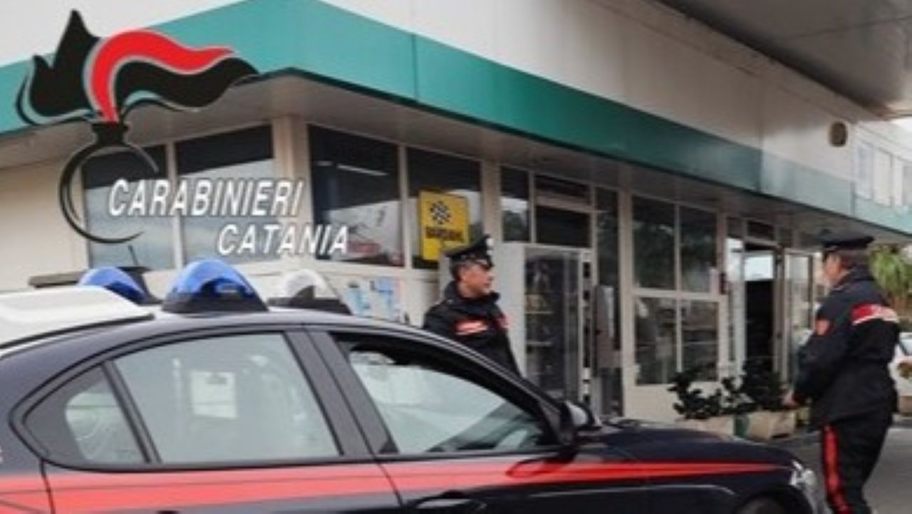 Giarre, furto ai distributori di bevande. Beccato un 26enne, il complice fugge