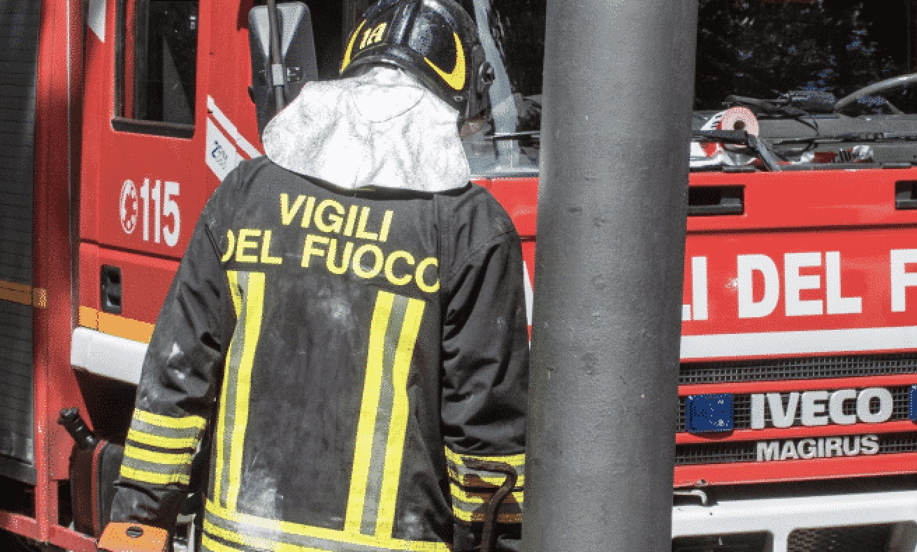 Crolla cornicione da un palazzo di Gravina di Catania: famiglie evacuate