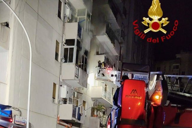 Incendio in piena notte a Palermo, evacuata una palazzina