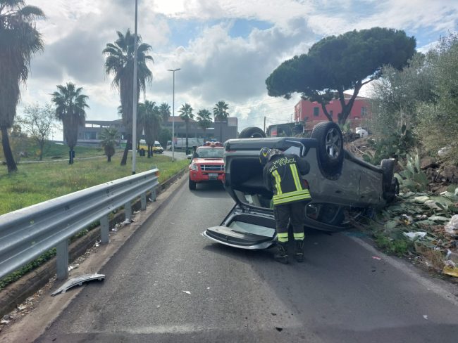 Incidente allo svincolo di Motta Sant’Anastasia: auto ribaltata