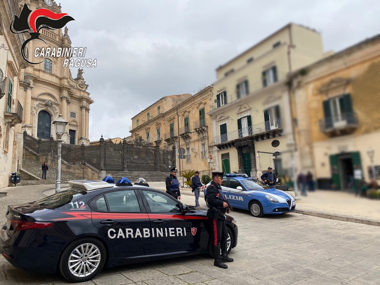 Ragusa, si introduce in un’abitazione e aggredisce le forze dell’ordine: arrestato un 32enne