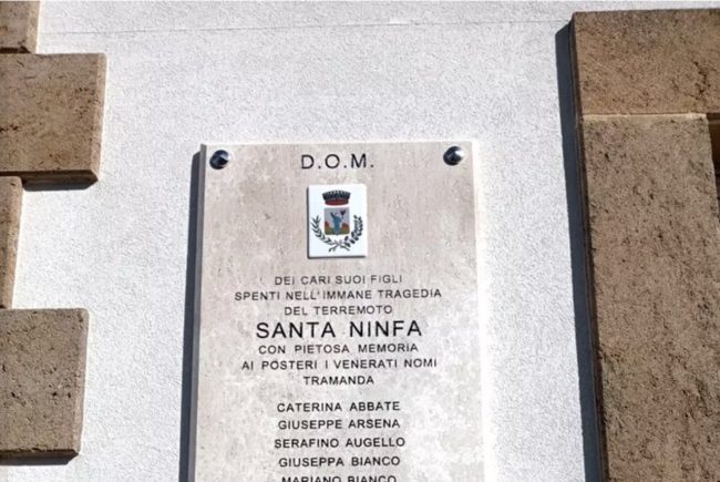 Società operaia Santa Ninfa: “Rimuovere la lapide per le vittime del terremoto”
