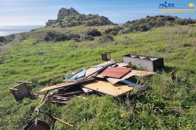 Rifiuti e amianto abbandonati nella riserva di Punta Bianca: la segnalazione di Mareamico
