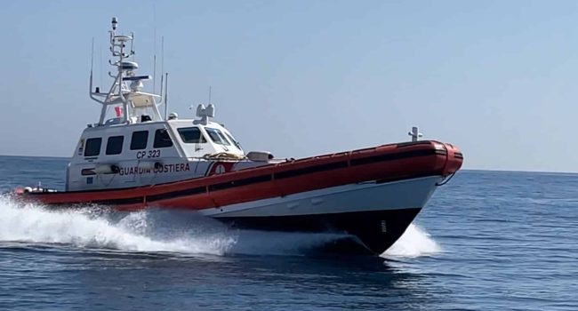 Siracusa: barcone in difficoltà soccorso dalla Capitaneria di Porto, migranti trasbordati in sicurezza ad Augusta