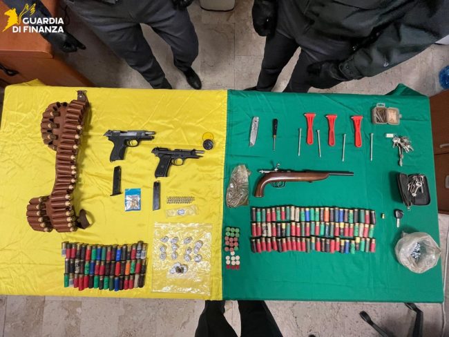 Armi e munizioni nascoste in un casolare abbandonato di Monte Po. Rinvenute pistole modificate, proiettili e droga