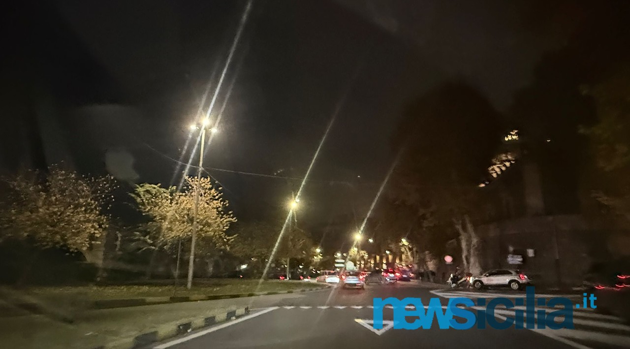 “Catania di Notte”, la città ostaggio dei parcheggiatori abusivi: 5 euro per un posto auto