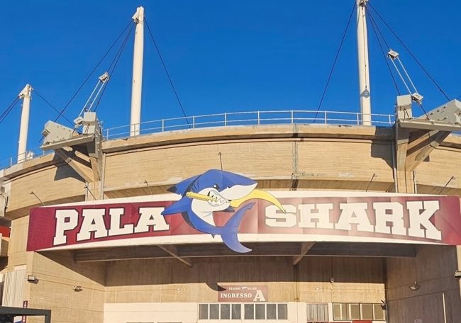 Uomo in una pozza di sangue vicino al Pala Shark: indagini in corso