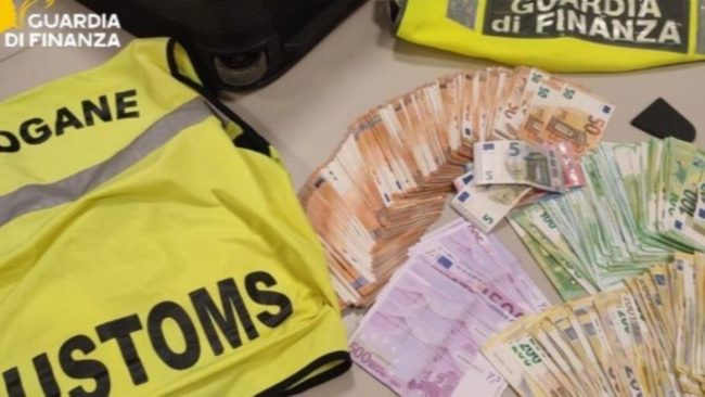 Oltre 526mila euro non dichiarati all’aeroporto di Palermo nel 2025: guai per droga e tabacchi di contrabbando