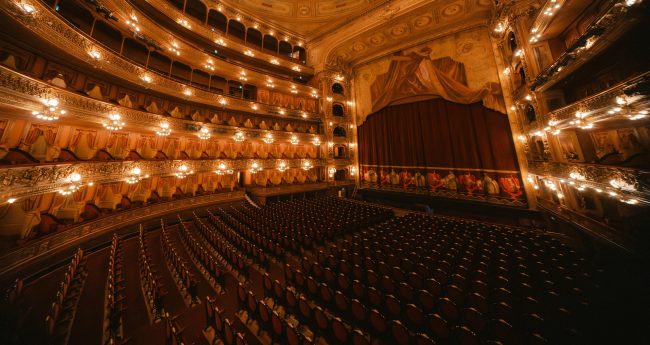 Un anno di spettacoli: il recap delle principali informazioni su eventi, iniziative, teatro, musica e cinema/TV
