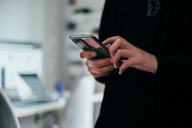 Dai video hot su Telegram all’estorsione di 500 euro: così una “dominatrice” ha prosciugato un 20enne di Palermo