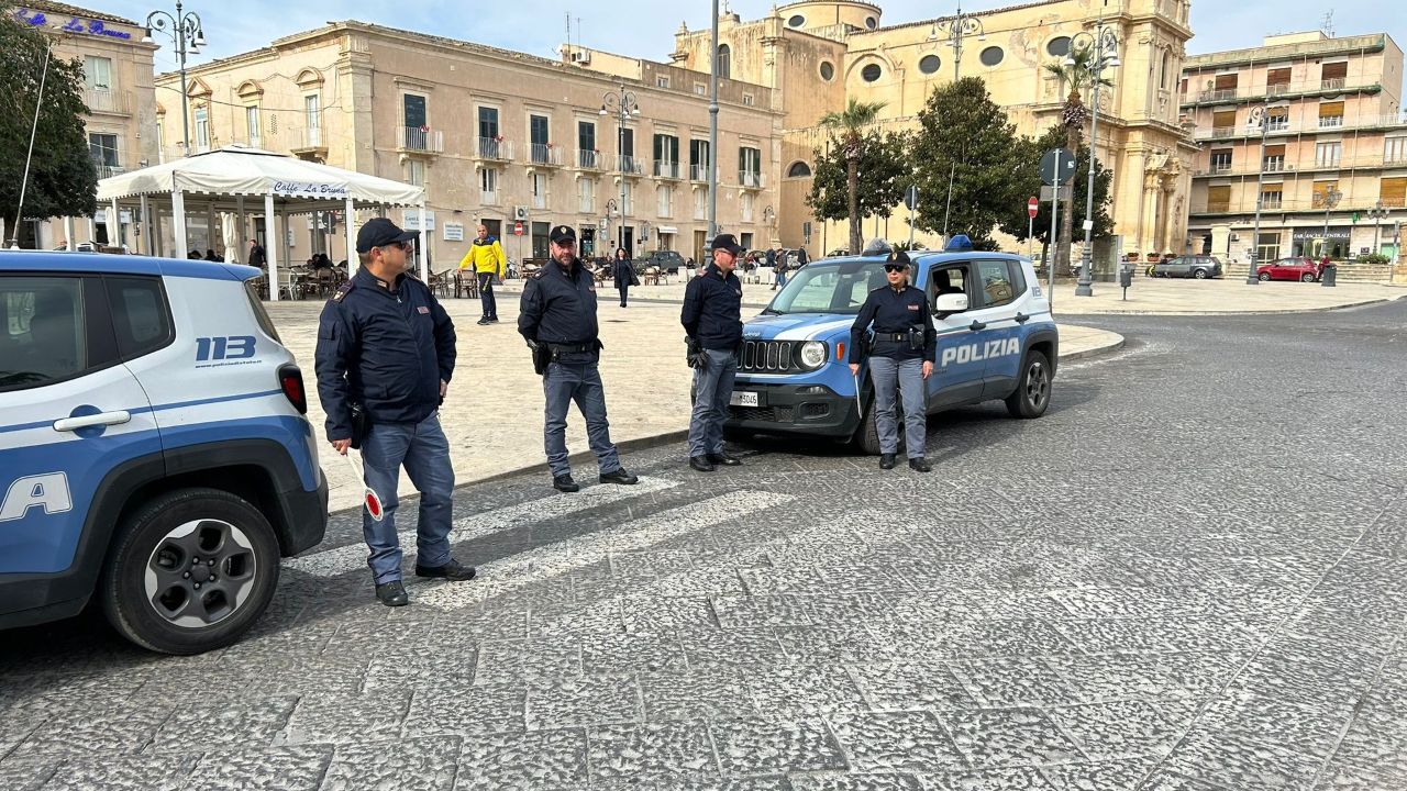 Si finge consulente finanziario per estorcere denaro a due donne: un arresto ad Avola