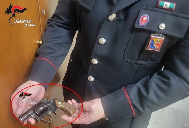 Inseguito dai carabinieri finisce in un vicolo cieco: due denunce nel Catanese per porto di armi