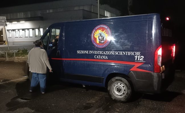 Il pacco (senza innesco) e l’allarme bomba al centro di smistamento postale di Catania