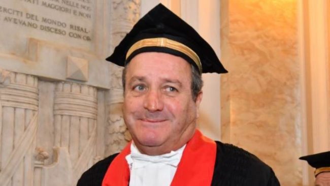 Mazzette in cambio di appalti al Policlinico di Messina, l’ex primario di Chirurgia plastica resta ai domiciliari