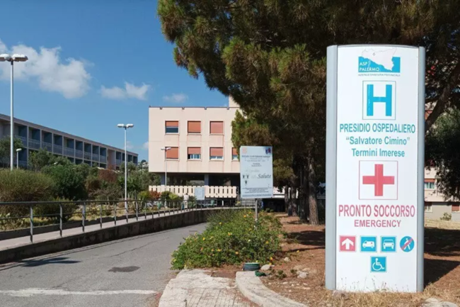 Bambino abusato davanti scuola dai compagnetti: dai segni di violenza alla confessione alla madre, indaga la Procura
