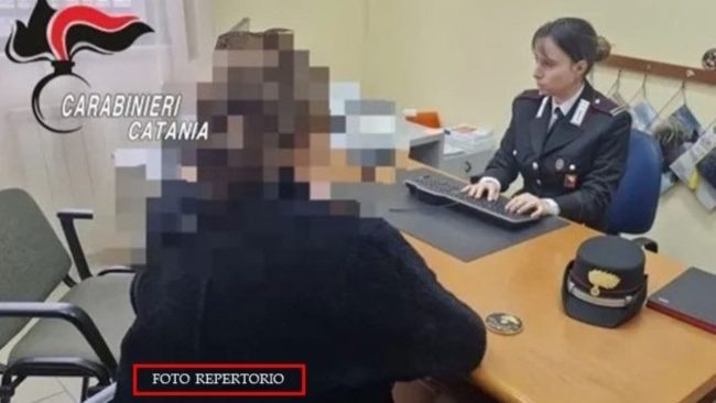 Riposto, 31enne minaccia la madre e aggredisce una donna: doppia denuncia