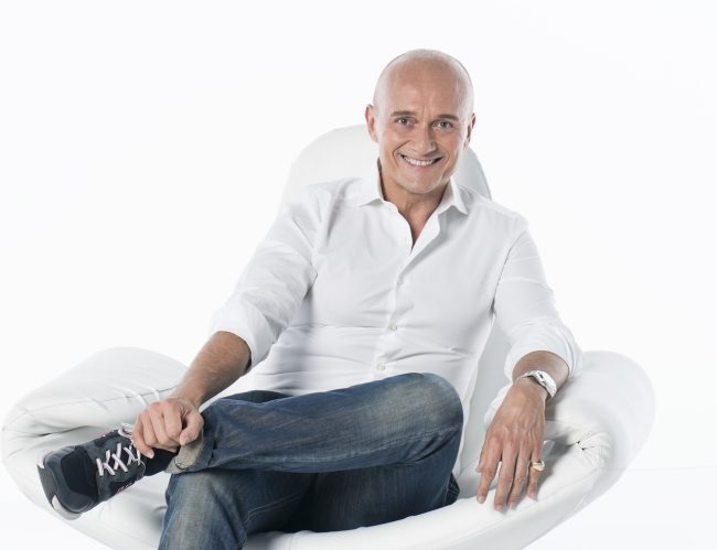 Alfonso Signorini sospende (cautelativamente) gli impegni con Mediaset: «Campagna calunniosa e diffamatoria»