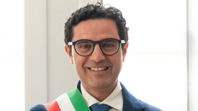 Intimidazione al sindaco di Ravanusa: bossoli e fiori finti sul muro di casa
