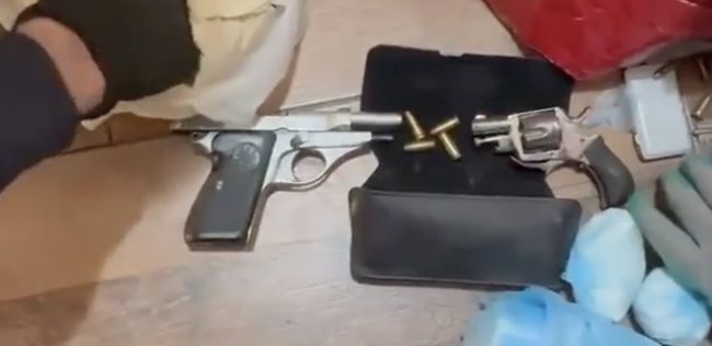 Siracusa, in casa due armi clandestine e cocaina per 100mila euro – IL VIDEO