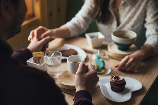 Catania, matrimonio finisce per video promozionale di un ristorante: marito beccato a cena con un’altra donna