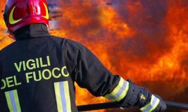 Trapani, pullman in fiamme sull’A29: traffico in tilt e lunghe code