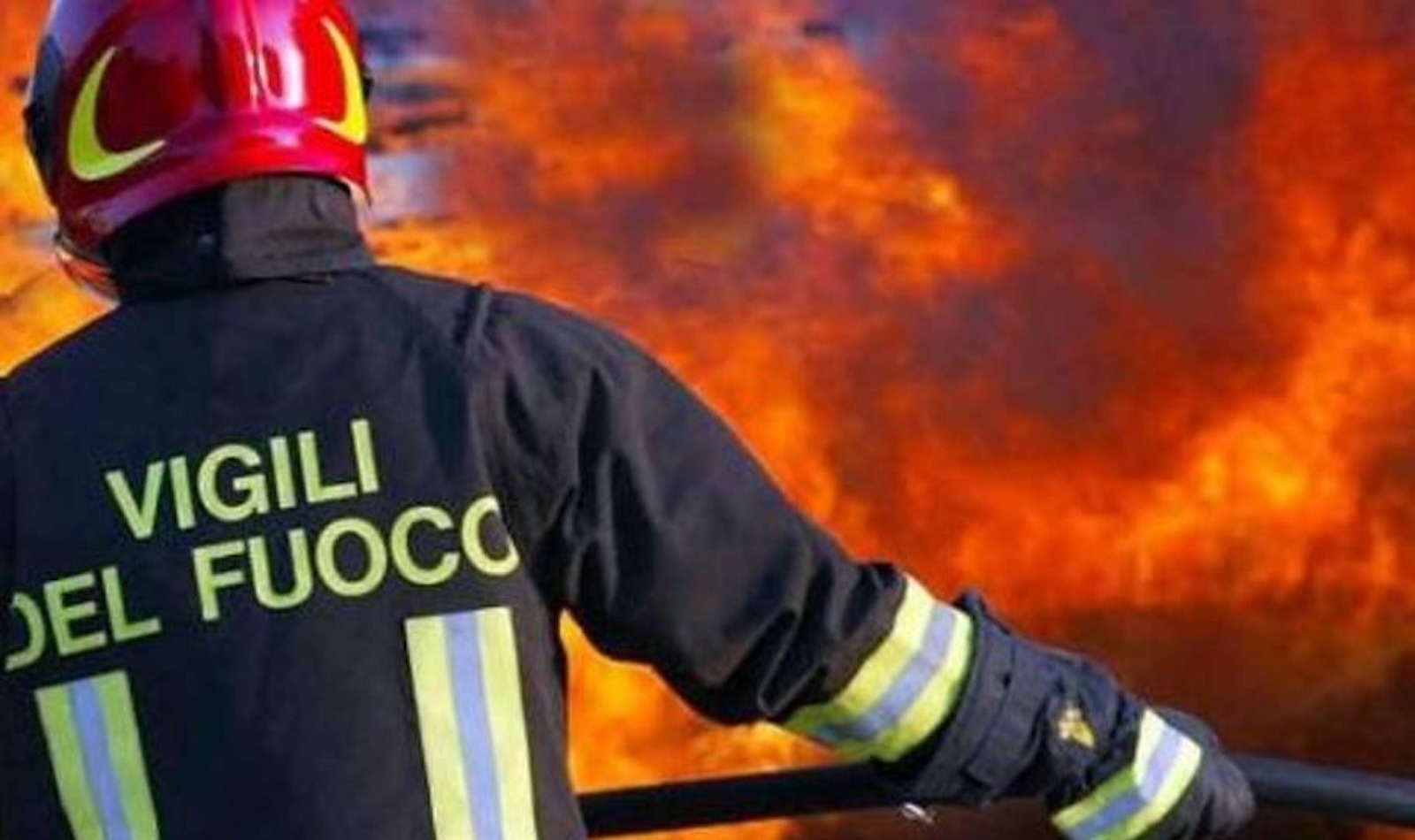 Trapani, pullman in fiamme sull’A29: traffico in tilt e lunghe code