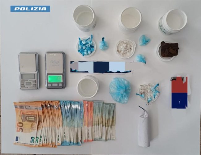 Siracusa, la casa “ben arredata” di un 28enne: trovati esplosivi, cocaina e hashish