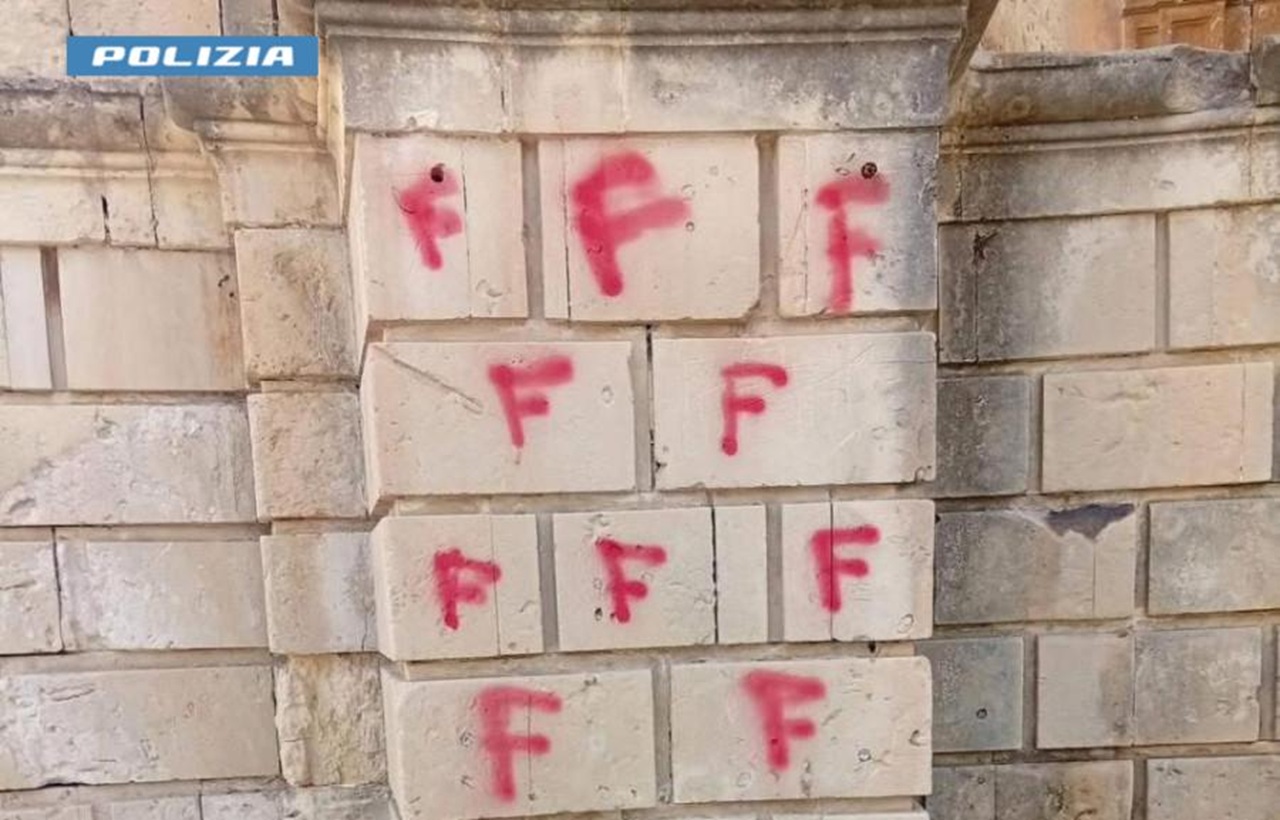 Imbrattati monumenti ed edifici storici a Noto: individuati tre minorenni, uno ha meno di 14 anni