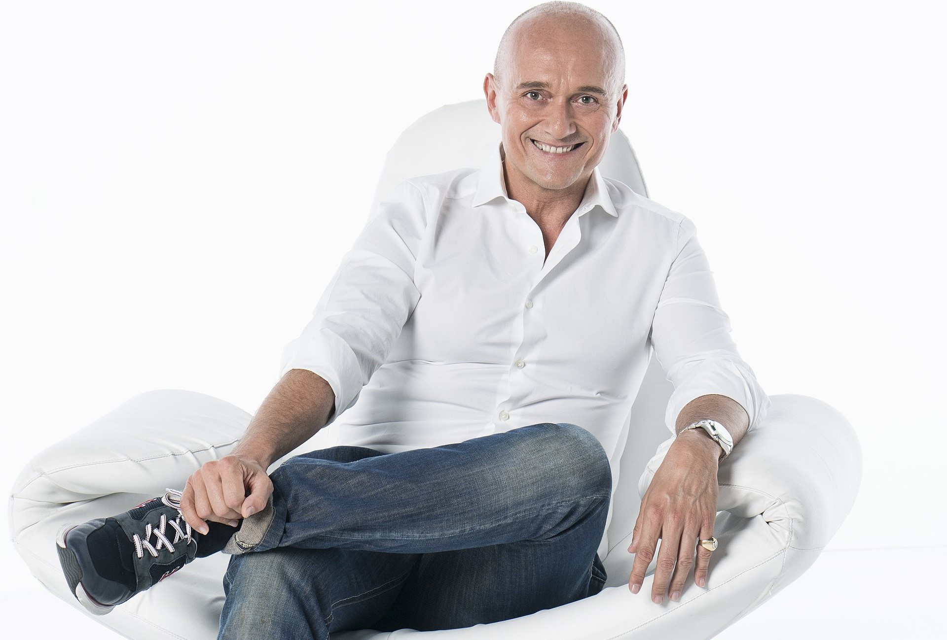 Alfonso Signorini ha detto la sua ai pm della procura di Milano: “Non ho commesso alcuna violenza”