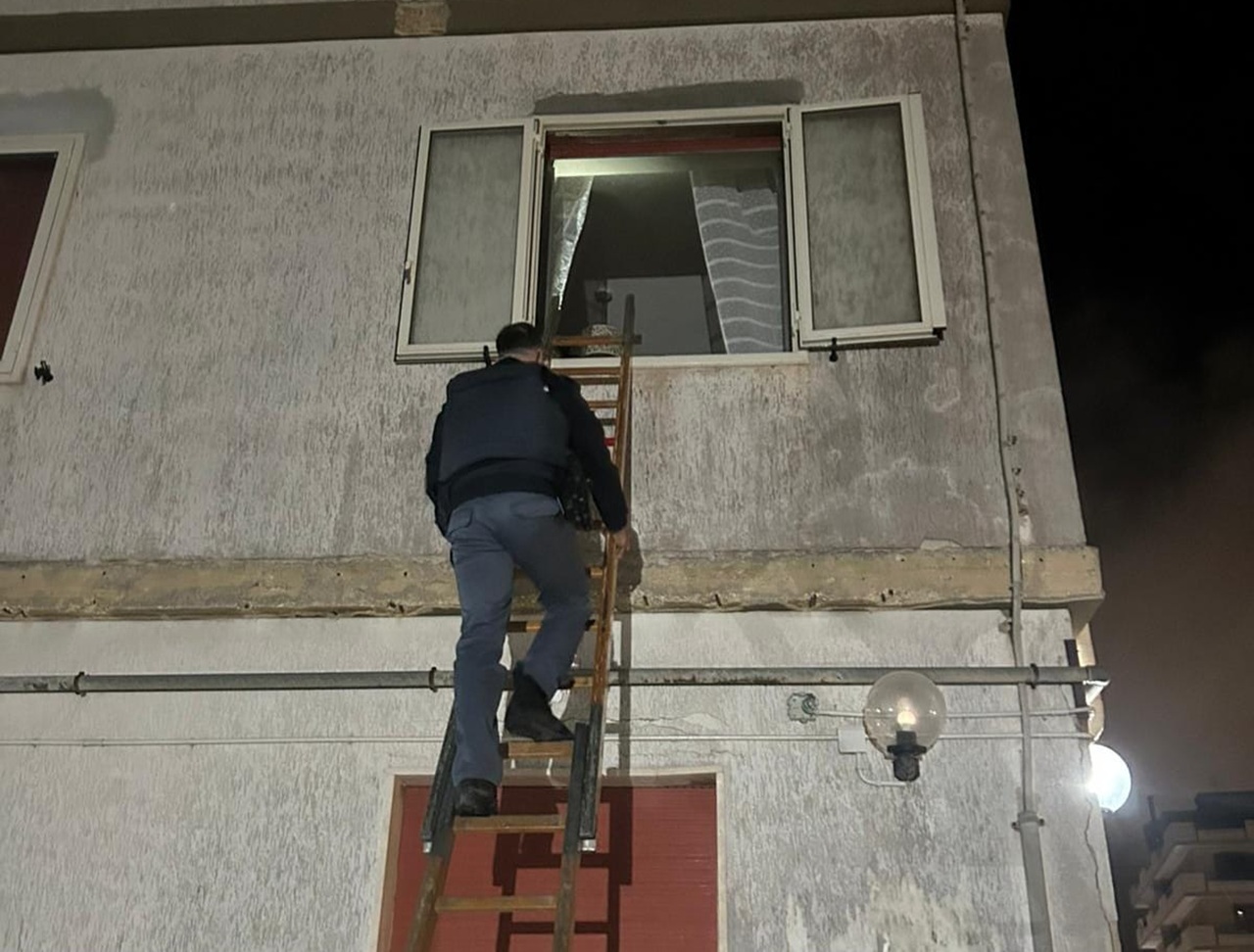 Siracusa, poliziotti si arrampicano sul balcone e sorprendono il ladro con l’oro in mano