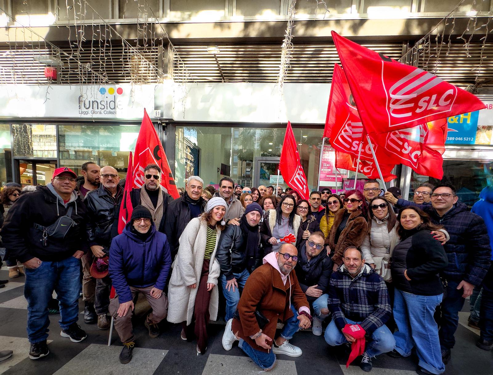 Sciopero dei call center, sit-in a Catania davanti allo store Enel: in piazza oltre 200 lavoratori
