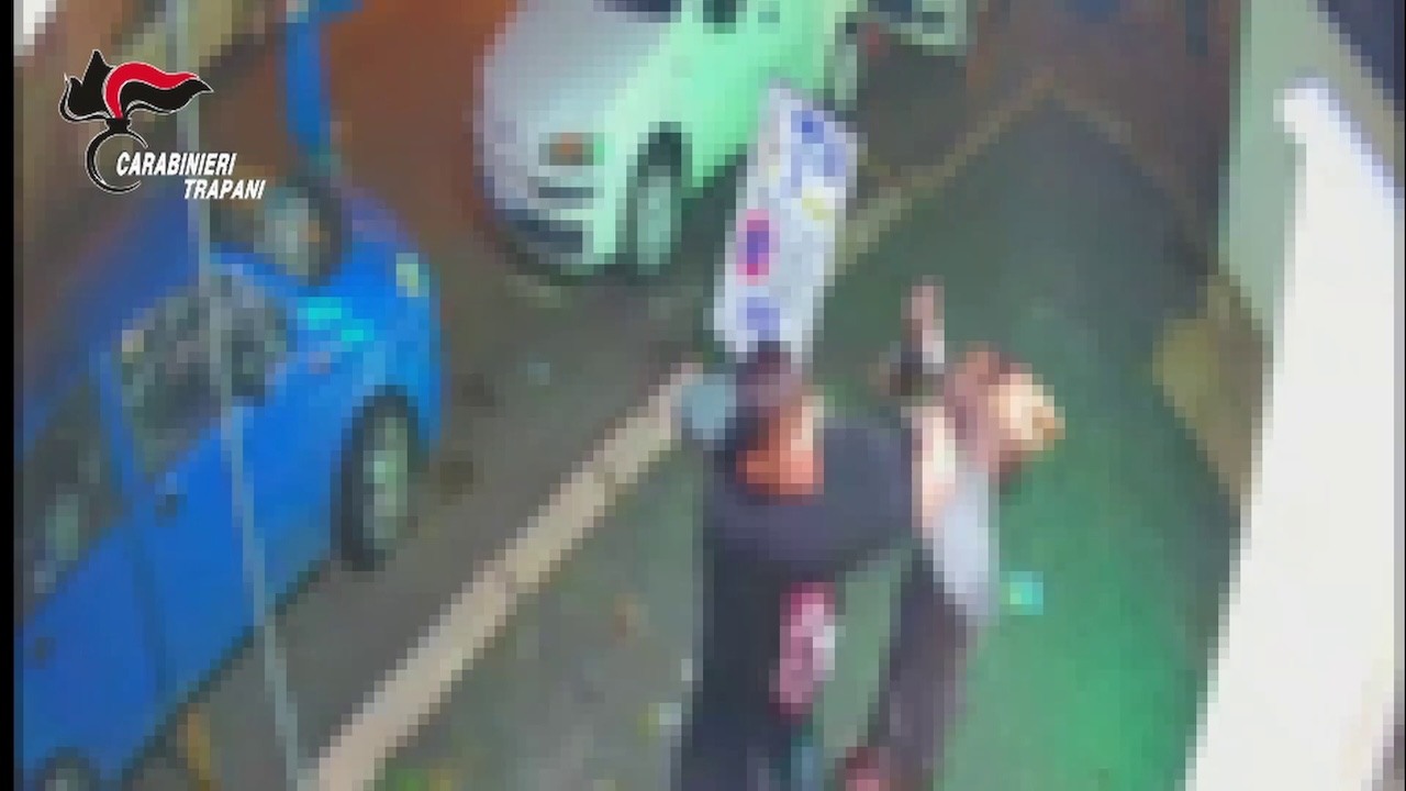 Colpi di bastoni e bottiglie di vetro: 4 arresti per una rissa ad Alcamo Colpi di bastoni e bottiglie di vetro: 4 arresti per una rissa ad Alcamo