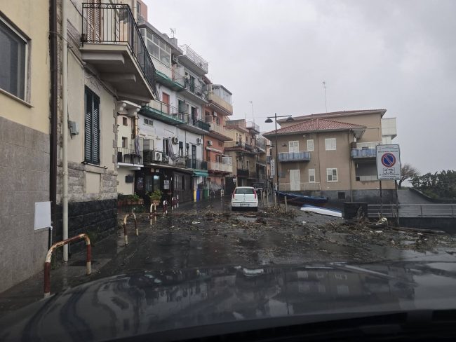 Maltempo, il punto su Aci Castello e Acitrezza: mareggiata supera scogliera, massi in strada