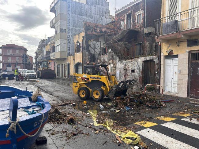 Maltempo ad Aci Castello, scuole chiuse fino a venerdì: proseguono interventi di messa in sicurezza. Verifiche su tutto il territorio
