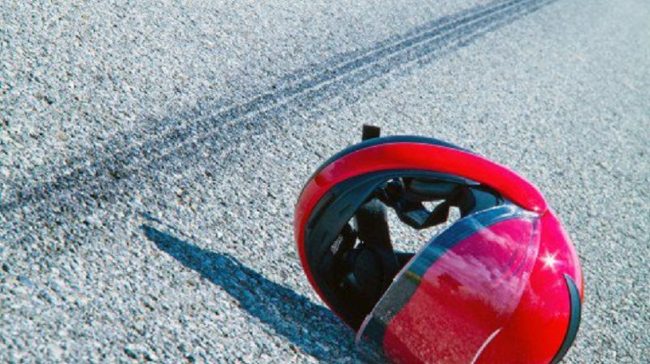 Incidente in via Garibaldi, giovani in moto investono un rider 57enne: tre feriti in codice rosso