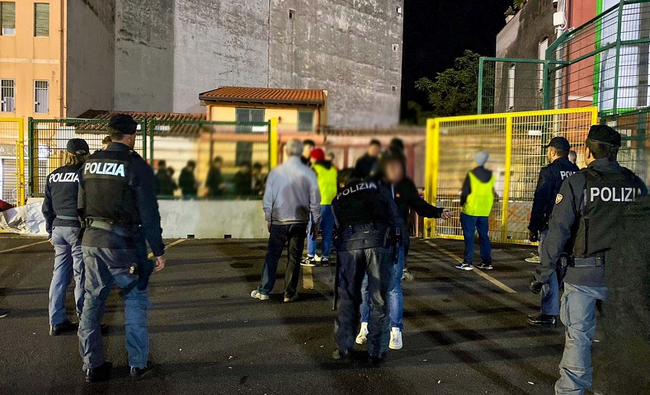 Daspo di 2 anni per un ultras rossoazzurro: aveva 3 fumogeni nascosti