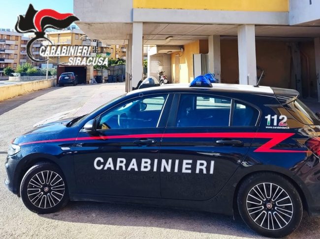 Dalle munizioni in sala da pranzo alla droga sul comodino: doppio intervento nel Siracusano