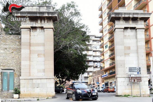 Caos in un bar di piazza Europa: insulta la moglie e prende a calci un carabiniere tentando di estrarre un coltello