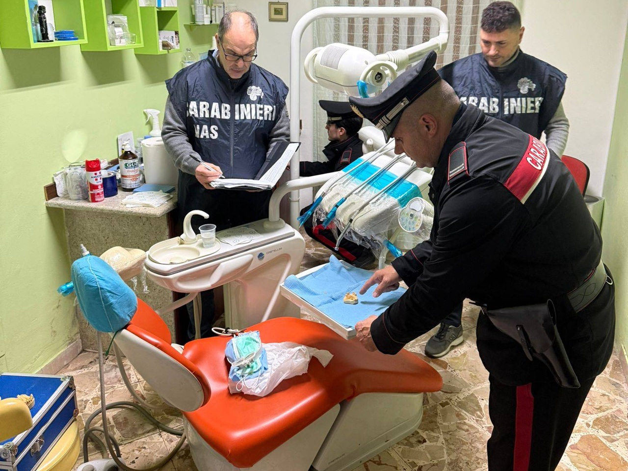 Sequestrato studio dentistico abusivo nel Palermitano: denunciato 59enne