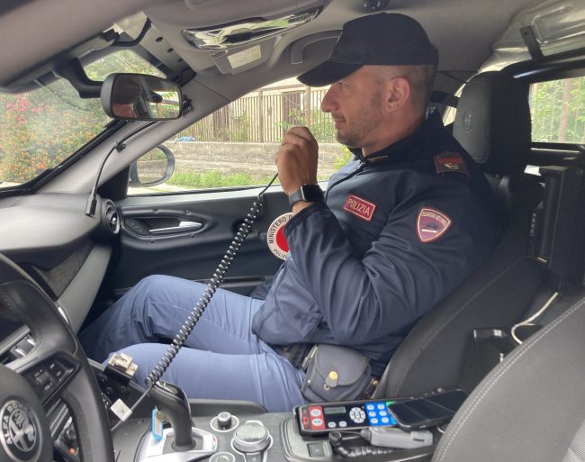 Chiede aiuto in strada e poi aggredisce i poliziotti: 28enne tossicodipendente arrestato a Catania
