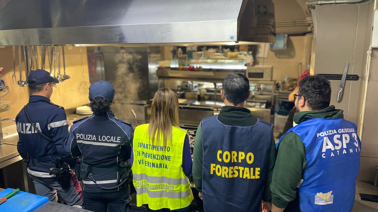 Catania, controlli alla Pescheria: oltre 10mila euro di sanzioni per un ristorante – VIDEO