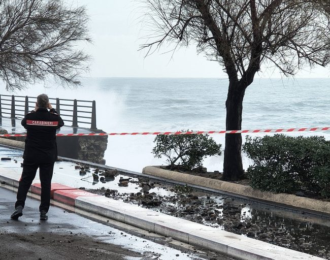 Ciclone Harry, la conta dei danni a Catania: crolla un pezzo di lungomare
