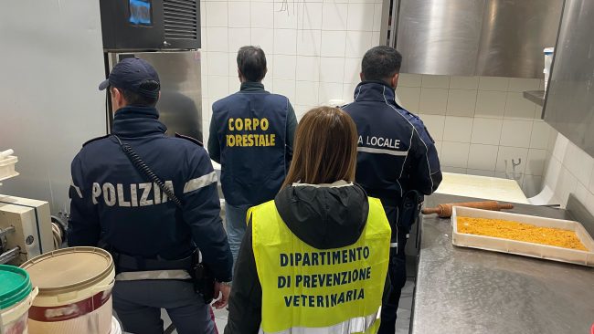 Catania, controlli della Polizia di Stato: lavoro in nero e gravi irregolarità in due attività tra Playa e Pescheria